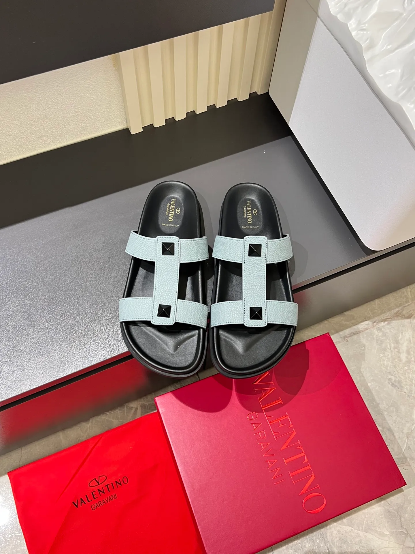 Men's shoes 💰p300 VALENTINO Men's 🧍‍♂️ Spring and summer new style metal logo flat slippers, elegant sandals, the same style worn by celebrities, original molding, imported calfskin. Rubber outsole. Soft and durable, full set of counter packaging size: 39-44 (.45.46 customized)